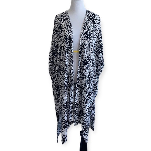 🎀 3/$20 Scoop women’s xs/s animal print‎ kimono - Picture 1 of 8